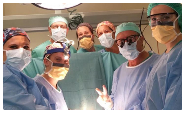 Equipo médico en quirófano